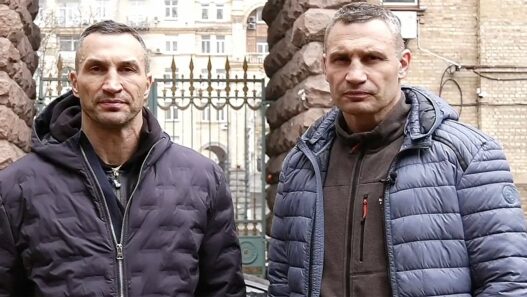 Vitali et Wladimir Klitschko pr&ecirc;ts &agrave; d&eacute;fendre l'Ukraine face &agrave; la Russie
