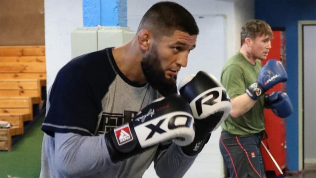 Khamzat Chimaev arriv&eacute; &agrave; Las Vegas il avertit Gilbert Burns