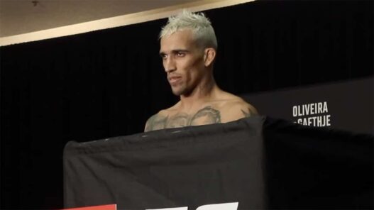 Charles Oliveira pesee UFC 274
