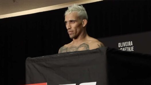 Charles Oliveira pesee UFC 274