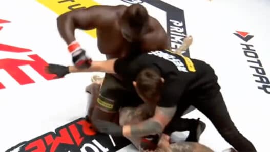 Bombardier détruit son adversaire