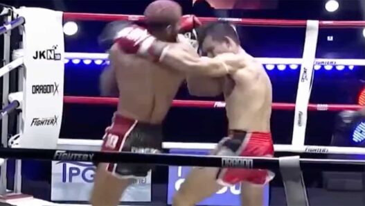 Boxe Tha&iuml; coma coup coude