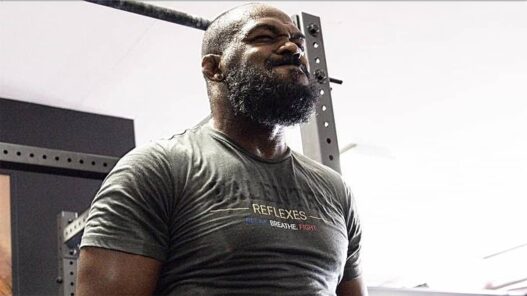 Jon Jones r&eacute;pond Blaydes