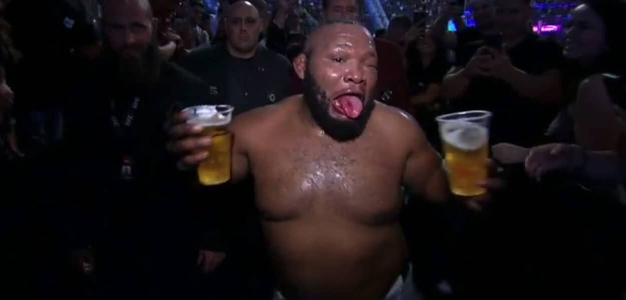 UFC 279 – Chris Barnett claque le TKO, danse, puis boit 2 bières