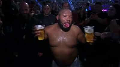 UFC 279 – Chris Barnett claque le TKO, danse, puis boit 2 bières