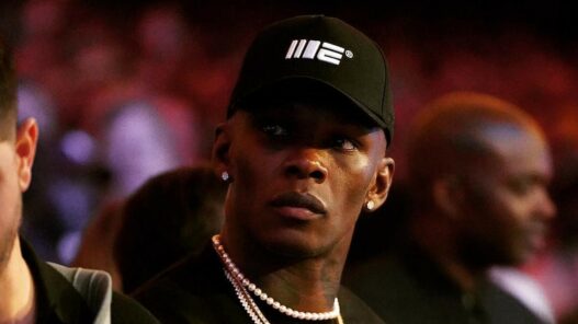 Israel Adesanya surcoté