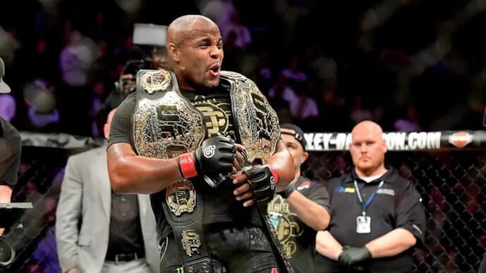 Daniel Cormier atomise un challenger UFC : "je peux le combattre puis commenter"