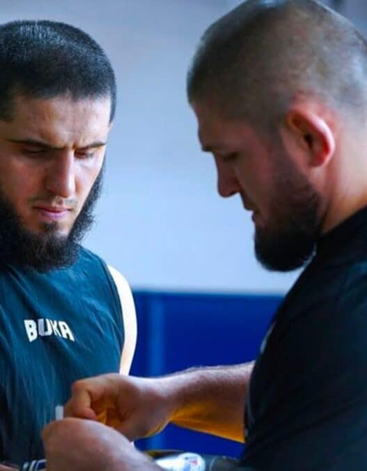 Islam Makhachev r&eacute;v&egrave;le le v&eacute;ritable h&eacute;ritage de l&rsquo;&eacute;quipe de Khabib : &laquo; On ne fait jamais la f&ecirc;te &raquo;