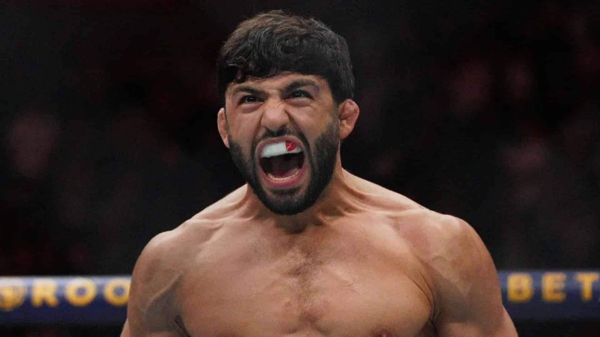 https://lasueur.com/wp-content/uploads/2026/01/Arman-Tsarukyan-grappling-ufc-mma.jpg