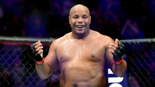 Daniel Cormier affirme que Jon Jones ne sera jamais un aussi bon coach que Khabib, et voici pourquoi il a raison