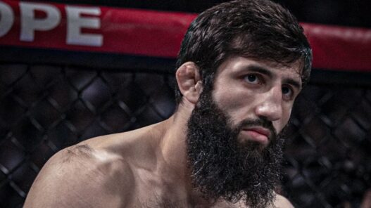 Abdoul Abdouraguimov révèle pourquoi il a combattu sans coach au PFL Dubai