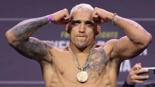 Charles Oliveira affiche un gros physique avant l’UFC 326