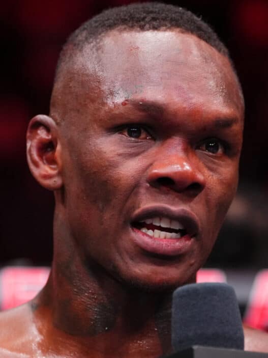Israel Adesanya &eacute;voque sa retraite apr&egrave;s sa quatri&egrave;me d&eacute;faite de suite
