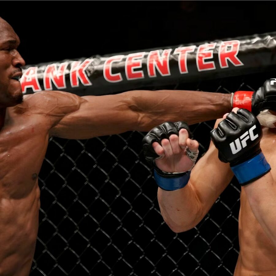 Kamaru Usman et Sean Strickland lors de l'UFC 210.