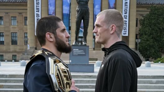 Islam Makhachev et Ian Garry face &agrave; face.