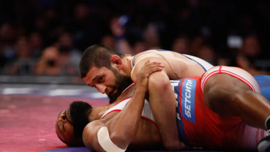 Khamzat Chimaev exp&eacute;die Tyron Woodley en 94 secondes au RAF Moscou