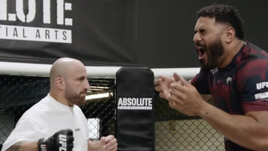Volkanovski fait plier un géant de NFL de 165 kg dans une série de défis improbables