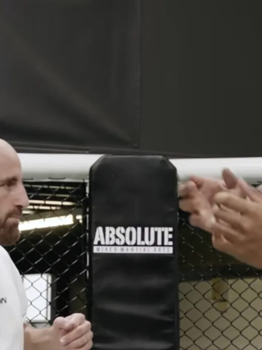 Volkanovski fait plier un géant de NFL de 165 kg dans une série de défis improbables