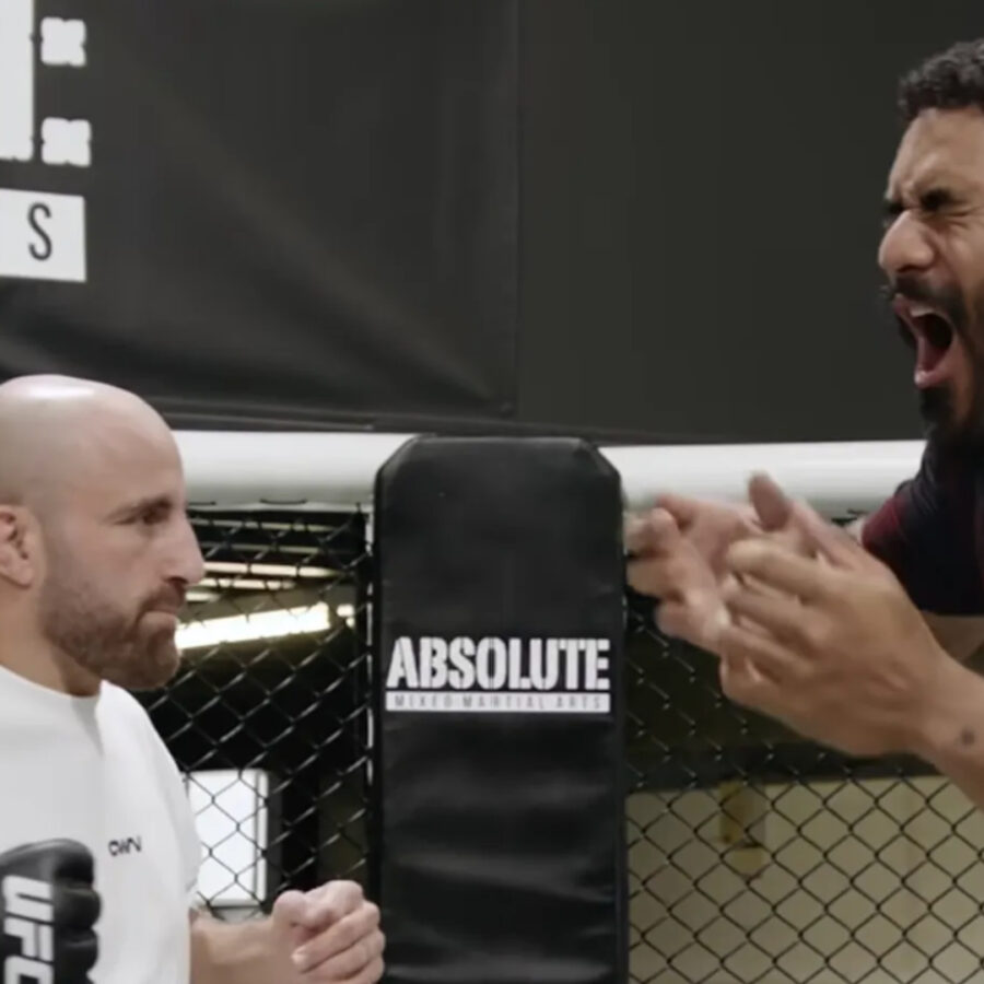 Volkanovski fait plier un géant de NFL de 165 kg dans une série de défis improbables