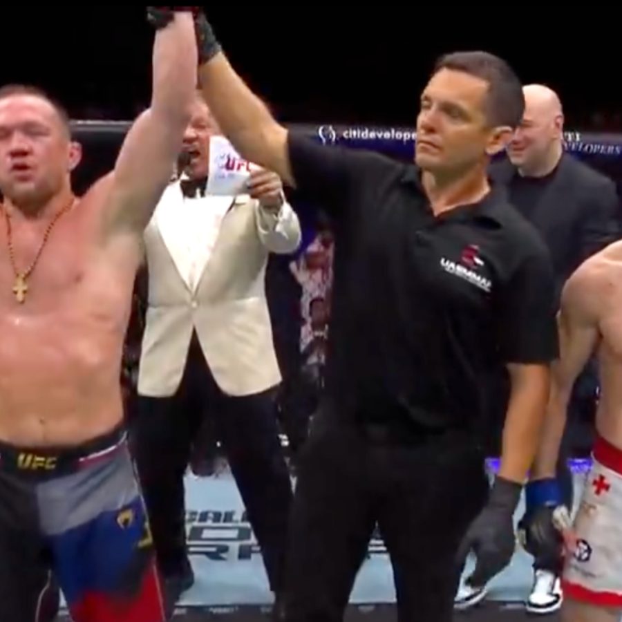 Petr Yan renverse sa trilogie contre Merab Dvalishvili apr&egrave;s dix minutes &eacute;touffantes